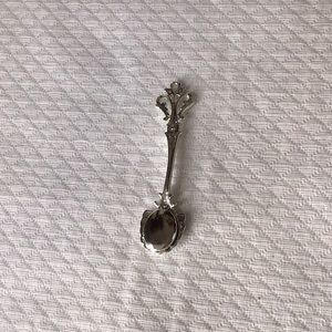 Locket/ Pendant Silvertone.Shiny and CUTE! VeryDainty, sweet and a perfect gift!